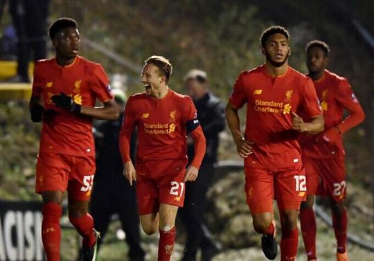 太阳报：里奇的主持人女友亮相米兰德比，透视装造型引发热议