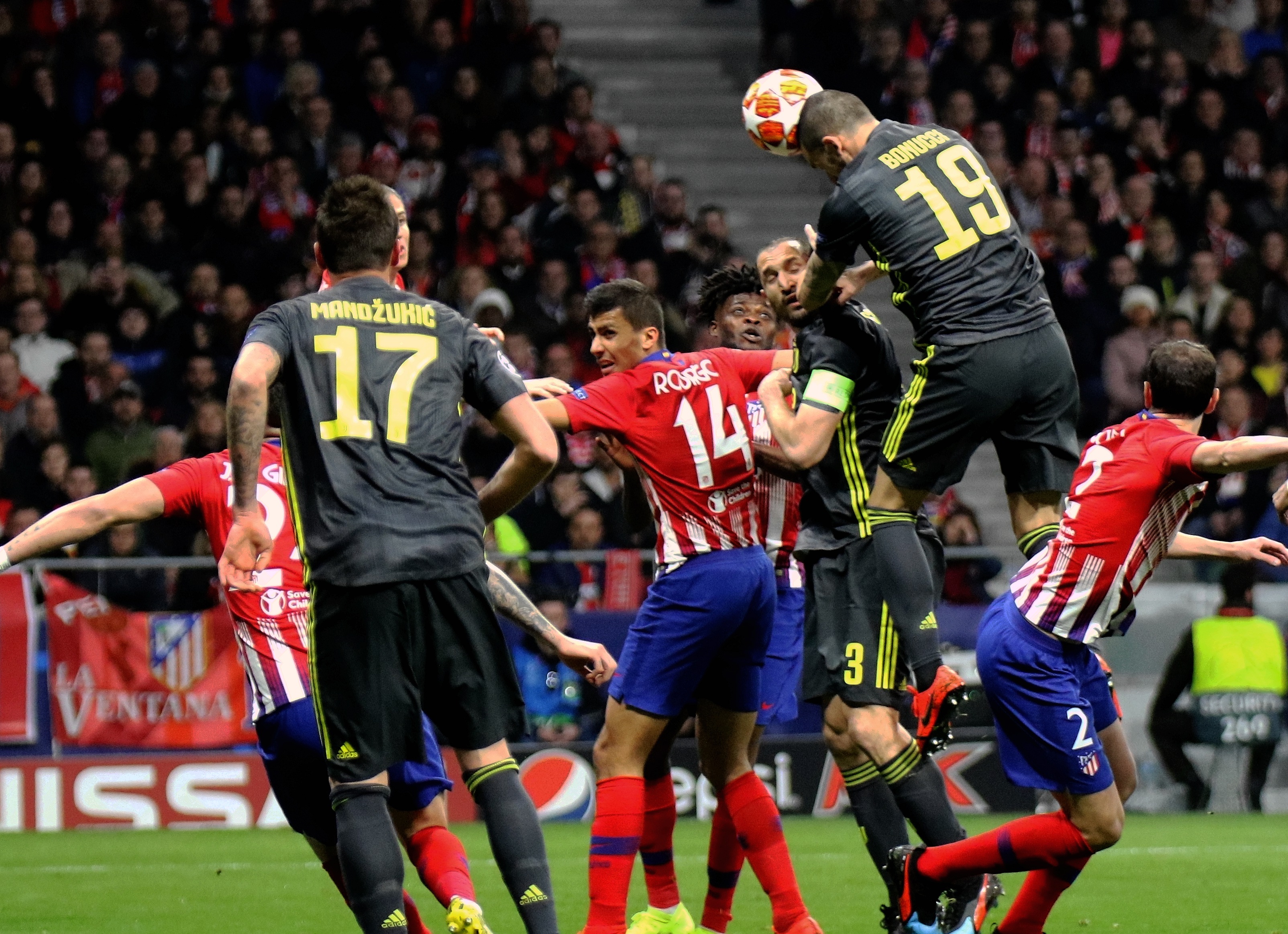 赣州队1-0宜春队，总比分3-0夺得赣超冠军，卢欣头球破门