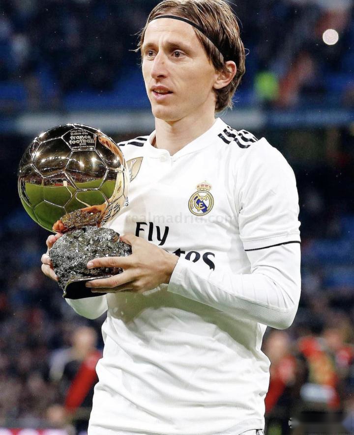 太阳报：英乙球迷在看台上发病，直升机降落在球场里进行急救