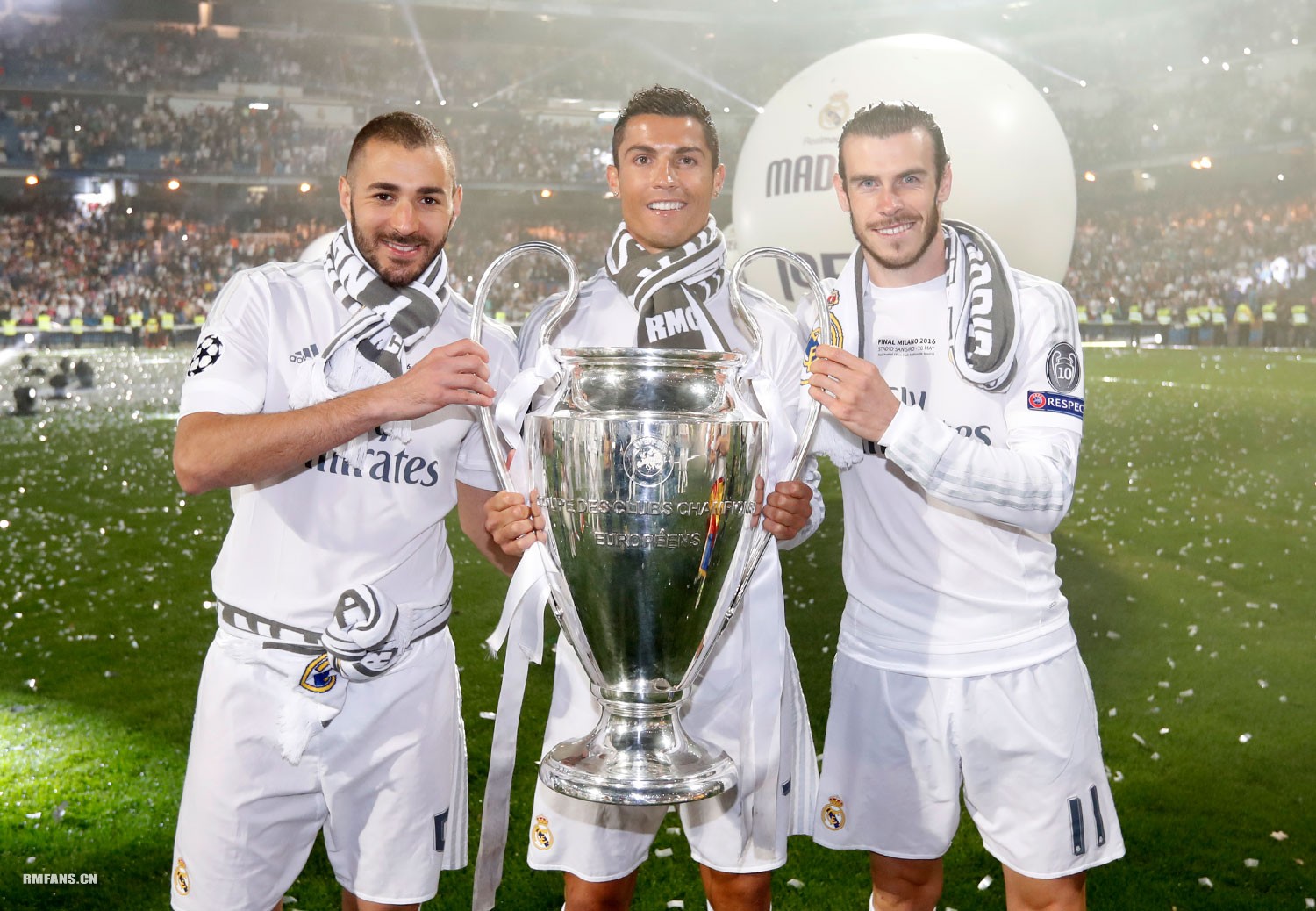 热刺全队已经抵达韩国，孙兴慜、梁民革举韩国国旗合照